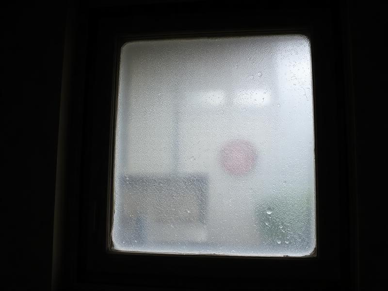 Fenêtre embuée changée en double vitrage — avant